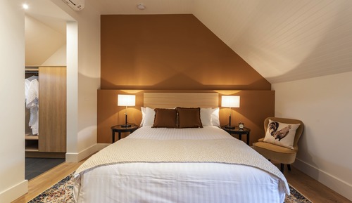 Courtyard Queen Room