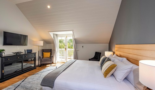 Courtyard King Room