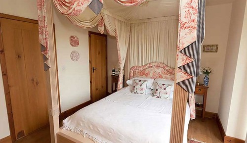 LACKFORD LAKES BARNS: LARK LODGE