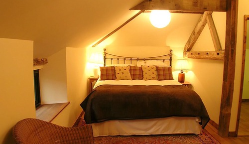 LACKFORD LAKES BARNS: THE CART LODGE