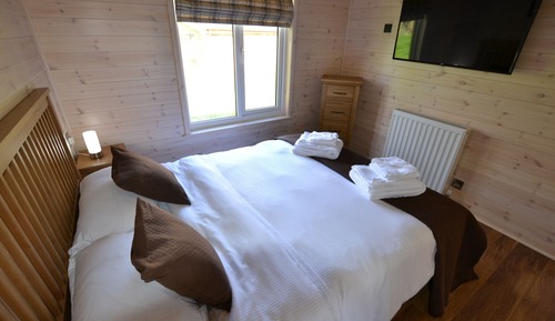 Superior Apartment, Ensuite, Lake View (Sparrowhawk Lodge)
