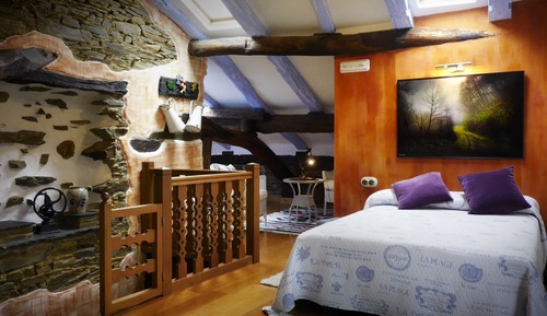 Double Room  (Slopping ceiling - O Cuarto de Anuncia)