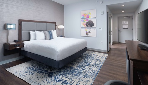 1 King Bed, Accessible