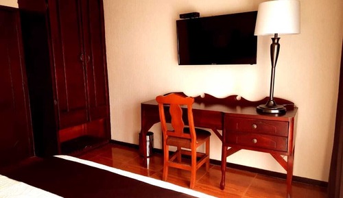 Standard Room, 1 Queen Bed, Garden View (Raymond)