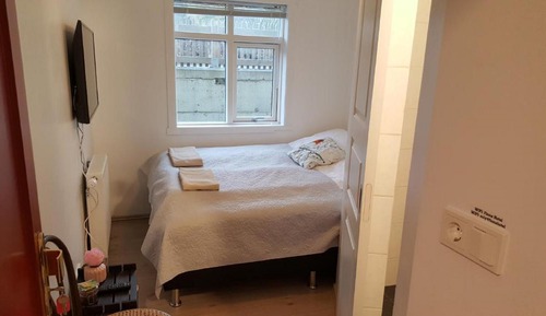 Single Room, Private Bathroom