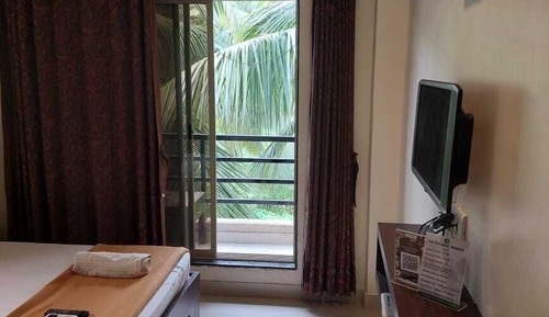 Deluxe Room, 1 King Bed, Garden View