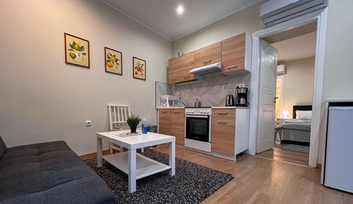 Standard Apartment, 1 Bedroom, Corner (Semi-basement - 0A)