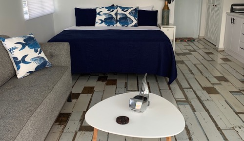 Deluxe Studio Suite, 1 Bedroom, Balcony, Partial Ocean View