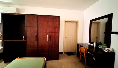 Deluxe Family Room