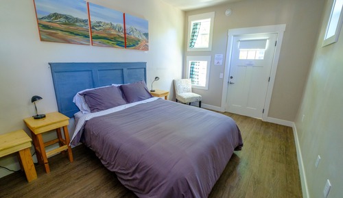 Basic Room, 1 King Bed, Accessible, Garden View