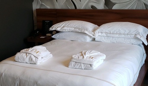 Deluxe Room, 1 Queen Bed, River View (Blarney Stone Queen)