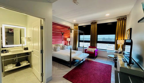 Deluxe Room, 1 Queen Bed, City View (Pretty In Pink)