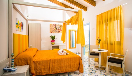 Design Room, Courtyard View (Romantica)