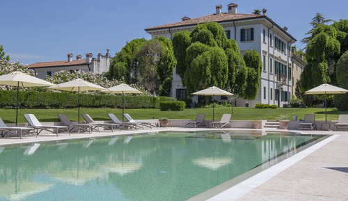 Comfort Room, Pool View