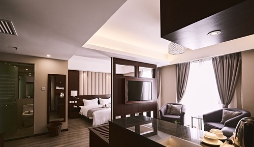 Executive Suite, 1 King Bed, City View