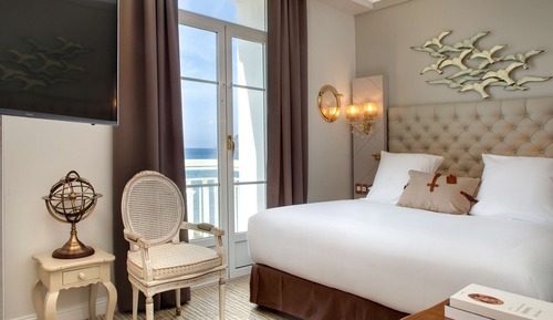 Suite, 1 King Bed, Sea View