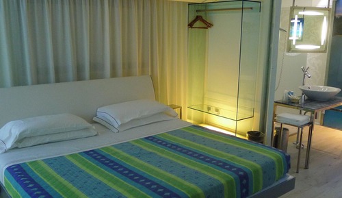 Senior Studio Suite, 1 King Bed, Jetted Tub