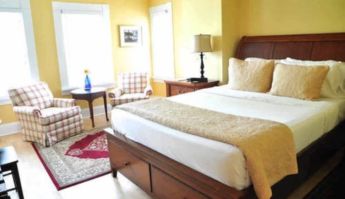 Single Room, Private Bathroom (Queen Bed)