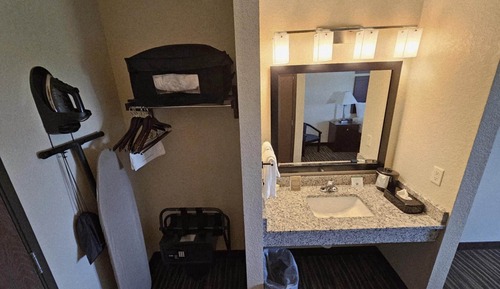 Suite, King Bed with Jetted Tub, Non-Smoking
