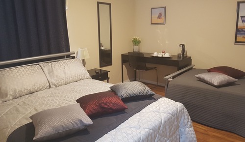 Large Double Room with Shared Bathroom (2)