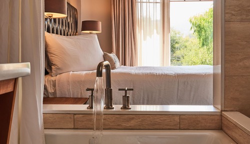Deluxe Room, 1 King Bed, Garden View (Creek View King)