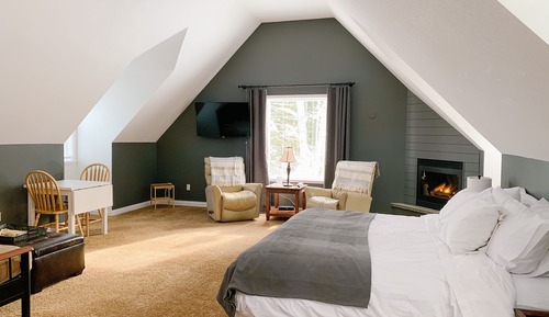 Deluxe Studio Suite, 1 King Bed, Garden View