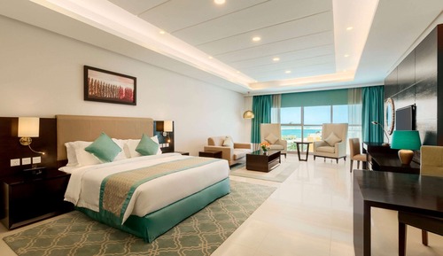 Business Room, 1 King Bed, Smoking (Deluxe)