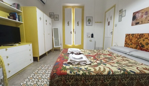 Standard Double Room, Private Bathroom (Vaniglia Re)