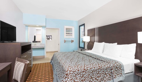 Room, 1 King Bed, Accessible, Non Smoking (Mobility/Hearing, Roll-In-Shower)