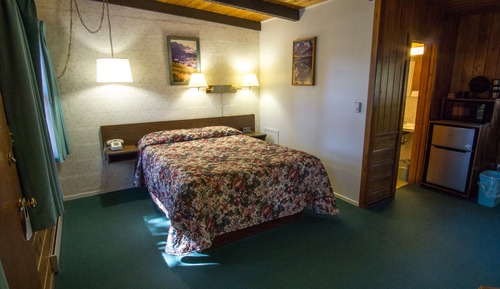 Classic Room, 1 Queen Bed, Non Smoking, Courtyard View