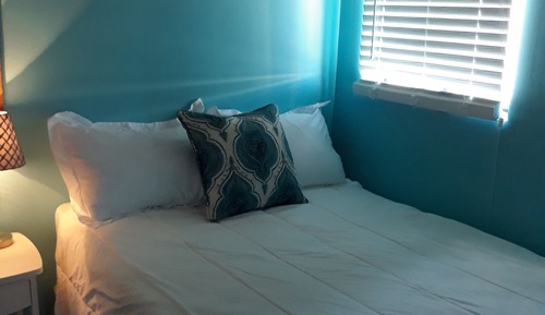 Captain's Quarters: Quaint Bungalow, 1 Bedroom, Kitchen, Marina View