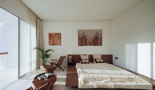 Romantic Room, Courtyard View