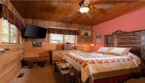Executive Cabin, 2 Bedrooms, Hot Tub, Mountain View