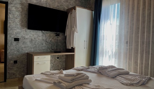 Deluxe Suite, Pool View