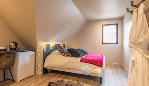 Comfort Room, Courtyard View (La forge fer)