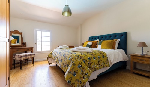 Deluxe Double Room, 1 King Bed, Private Bathroom, Garden View