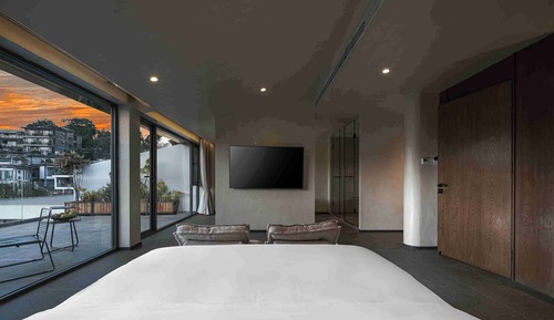 Superior Suite, Courtyard View