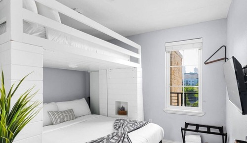 Units 4+5 Inn Cahoots: 8BR/22Bed - Pool, Roofdeck, Garden Bars, Walk To Everything!