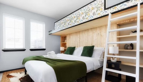 (Unit 5) 6th Street Suite: 4BR/11Beds - Pool, Roofdeck, Garden Bars, Walk To Everything!