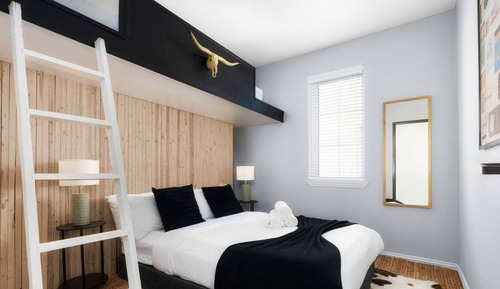 (Unit 3) Inn Cahoots on 6th: 5BR/13Beds - Pool, Rooftop, Garden Bars, Walk to Everything!