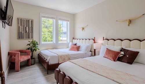 (Unit 1) Inn Cahoots on 6th: 5BR/13Beds - Pool, Rooftop, Garden Bars, Walk to Everything!