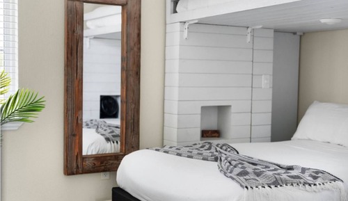 Unit 2+3 Inn Cahoots on 6th: 10BR/26 Bed - Pool, Roofdeck, Garden Bars, Walk To Everything!!