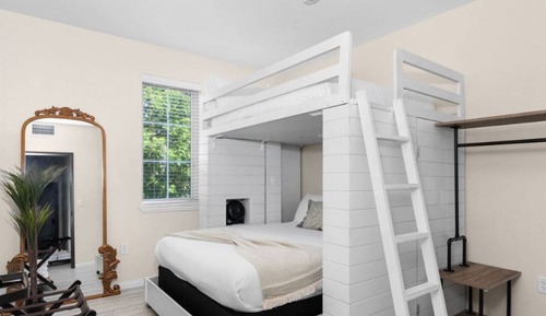(Unit 2) Inn Cahoots on 6th: 5BR/13BedsPool, Rooftop, Garden Bars, Walk to Everything!