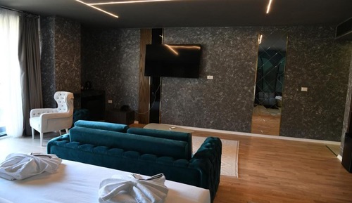 Suite, Pool View