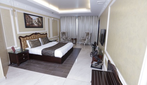 Luxury Suite
