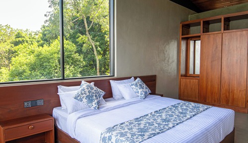 Deluxe Double Room, 1 King Bed, Non Smoking, Mountain View