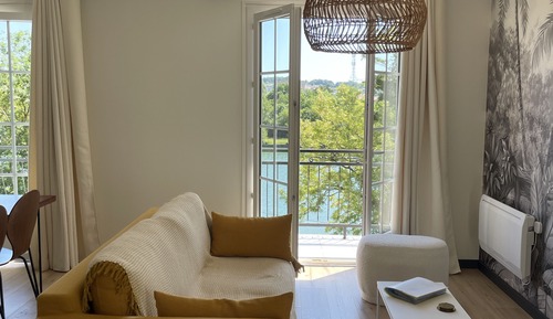 Classic Apartment, Balcony, River View