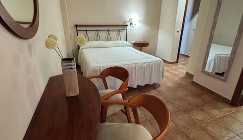Comfort Room, 1 Queen Bed, Courtyard View