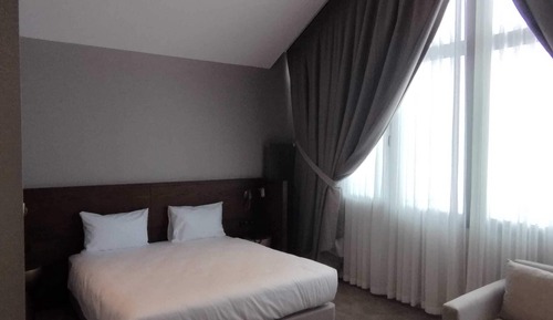 Deluxe Room, 1 King Bed, Non Smoking, Mountain View