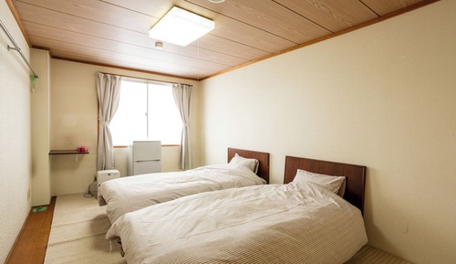 Basic Twin Room, 2 Twin Beds, Mountain View